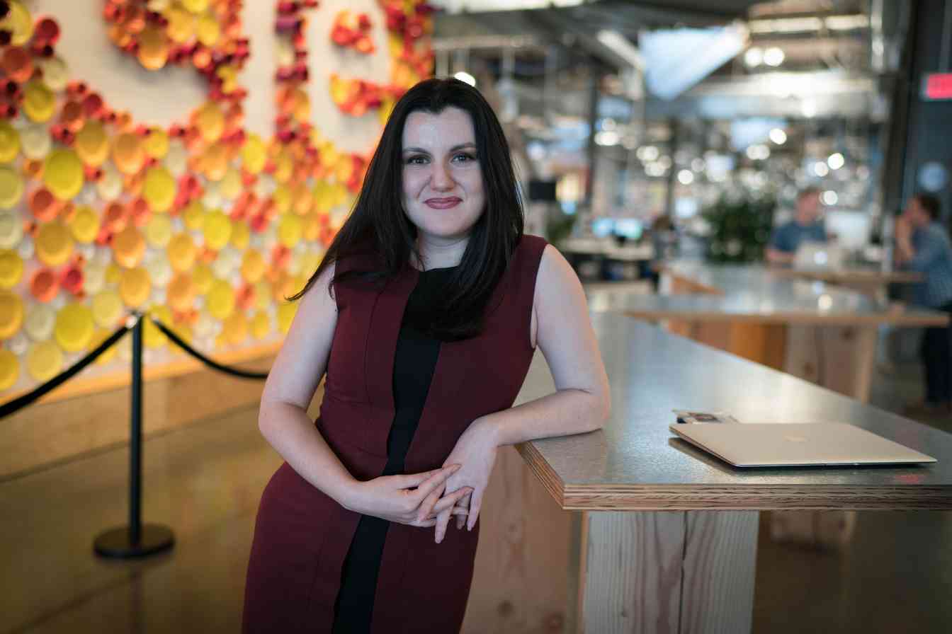 奥特曼负责“改变世界”，她负责“赚钱养家”：