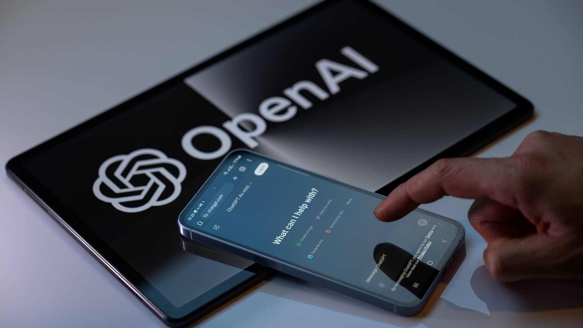 一周AI大事：英伟达市值首破5万亿，OpenAI重组