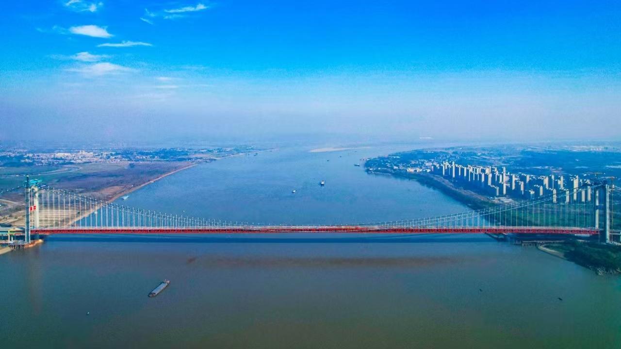 世界最大跨度四主缆悬索桥燕矶长江大桥成功合龙