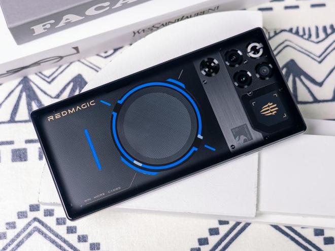 水冷散热科技狠活 红魔11 Pro+通吃移动游戏