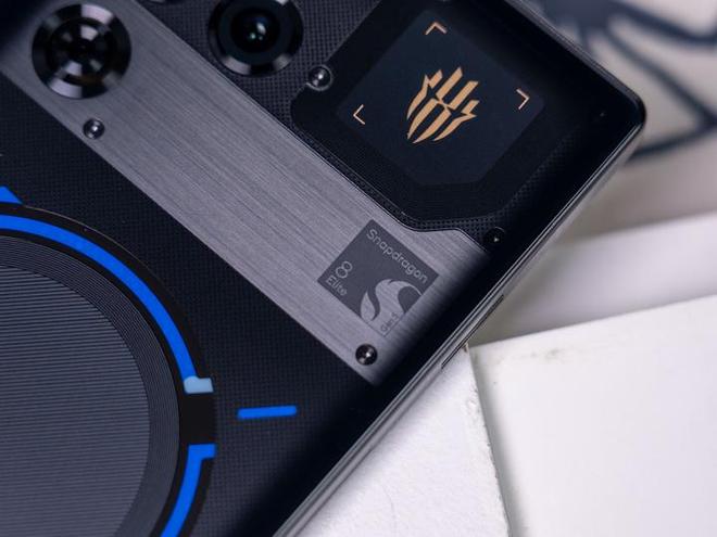 水冷散热科技狠活 红魔11 Pro+通吃移动游戏