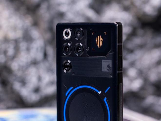 水冷散热科技狠活 红魔11 Pro+通吃移动游戏