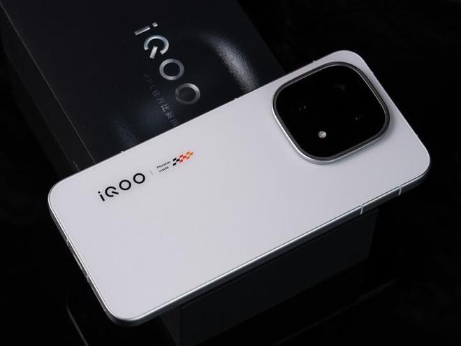iQOO 15首销创纪录 专属购机权益别忘了领取