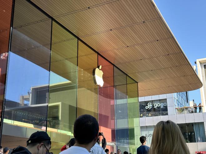 摩托罗拉Edge 70 Fusion手机宣传图曝光