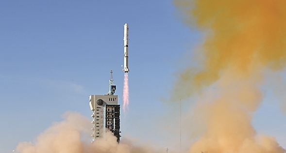 世界最大跨度三塔钢箱梁斜拉桥双主塔封顶